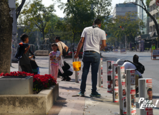 Colectivo Luz de Esperanza, Jalisco. inicia el año con pega de cédulas en Av. Chapultepec.