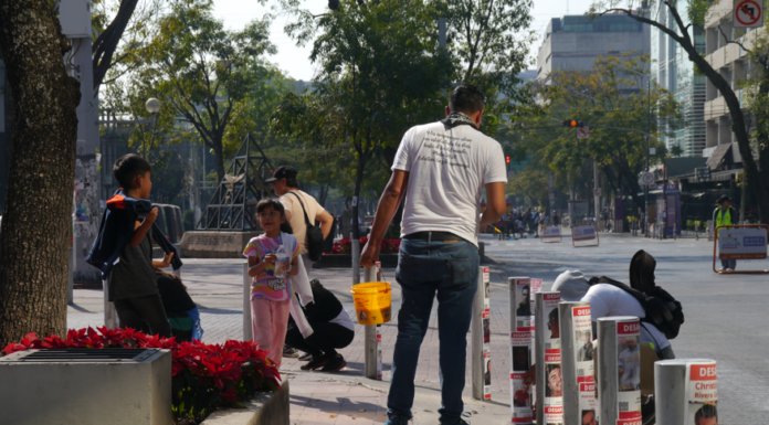 Colectivo Luz de Esperanza, Jalisco. inicia el año con pega de cédulas en Av. Chapultepec.
