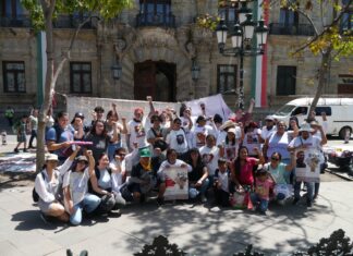 Pega de Cédulas en Palacio de Gobierno tras el retiro por las fiestas patrias