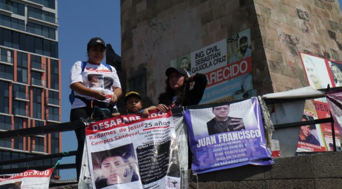 Jornada de Pegada de Cédulas en la Glorieta de las y los Desaparecidos: el Congreso del Estado no tiene fecha para votar iniciativa en favor de las familias buscadoras