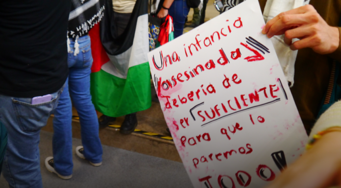 ¿PALESTINA en la FIL?: Kyfuyas, banderas, sandías y una resistencia que atraviesa los pasillos