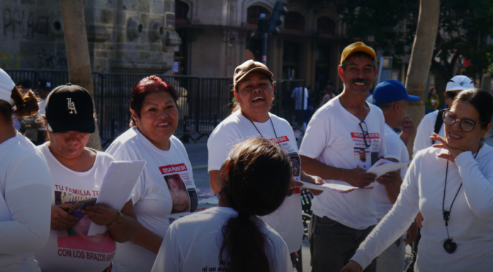 Colectivo Luz de Esperanza, Jalisco. realiza pega de cédulas tras la manifestación del 15 de Noviembre y alerta sobre la profundización de la crisis forense en México