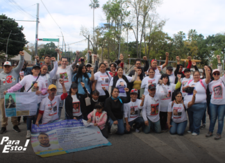 Colectivo Luz de Esperanza, Jalisco, realiza pega de cédulas en Av. Juárez