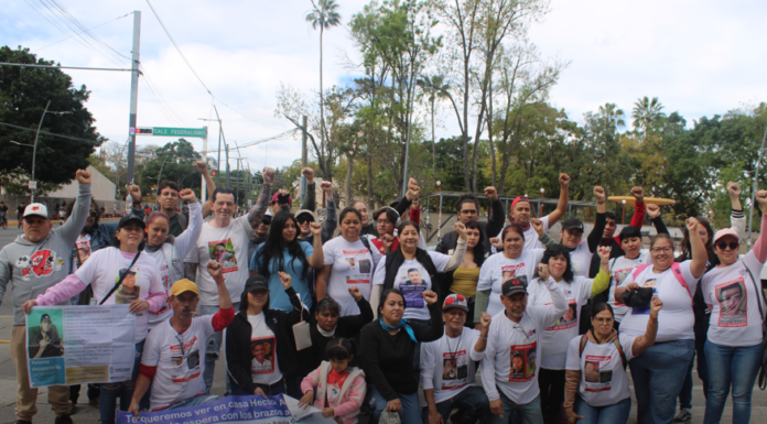 Colectivo Luz de Esperanza, Jalisco, realiza pega de cédulas en Av. Juárez