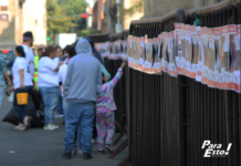 Colectivo realiza pega de cédulas en el centro de Guadalajara y denuncia omisiones del Estado.