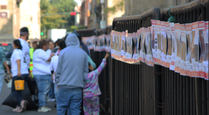 Colectivo realiza pega de cédulas en el centro de Guadalajara y denuncia omisiones del Estado.