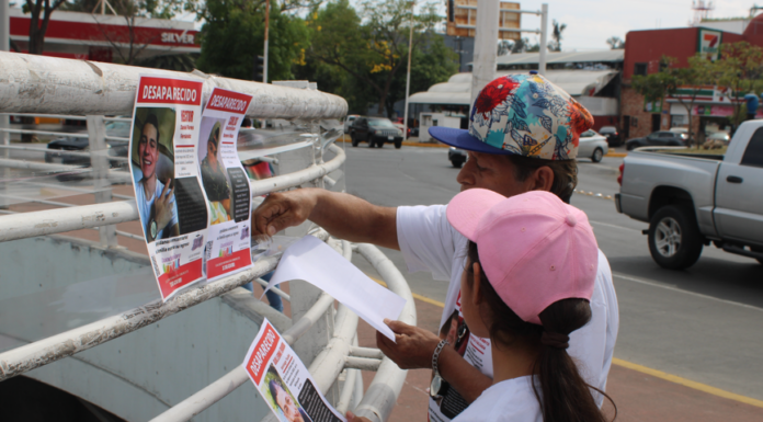 Colectivo Luz de Esperanza realiza pega de cédulas en La Calma: la búsqueda de los desaparecidos, en un constante tira y afloja