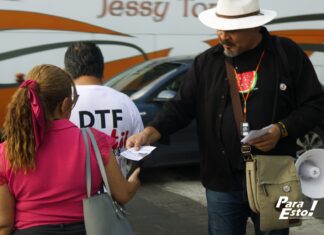 Asamblea Popular Contra el Tarifazo realiza repartiza de folletos en contra el aumento a 11 pesos