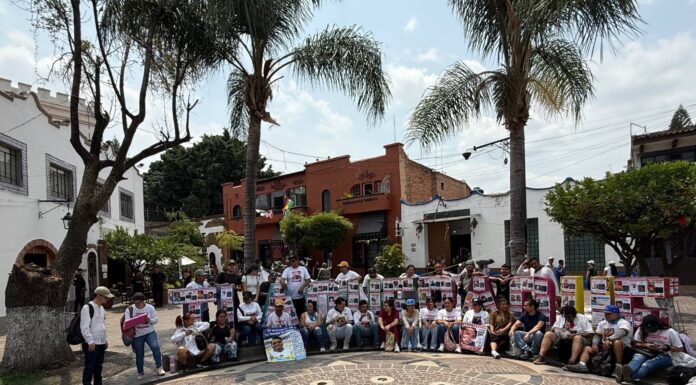 Pega de cédulas en Tlaquepaque Centro: familias siguen buscando mientras la crisis en Jalisco sigue arrojando cuerpos