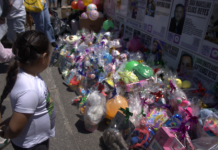 Pega de cédulas y una sonrisa en medio del dolor: jornada de Luz de Esperanza en la Glorieta de las y los Desaparecidos