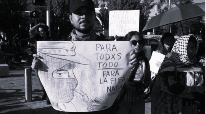 Contra viento y marea. Mitin Antimundialista en el Fut Fest en dependencias de la Universidad de Guadalajara