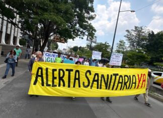 #Sinrespuesta en Casa Jalisco, manifestantes cierran La Minerva para exigir agua limpia y justicia hídrica