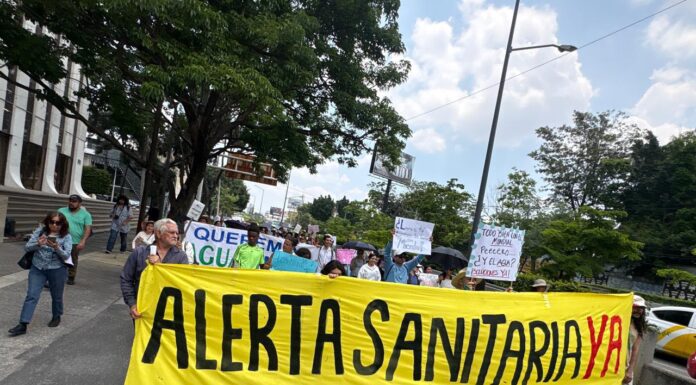 #Sinrespuesta en Casa Jalisco, manifestantes cierran La Minerva para exigir agua limpia y justicia hídrica