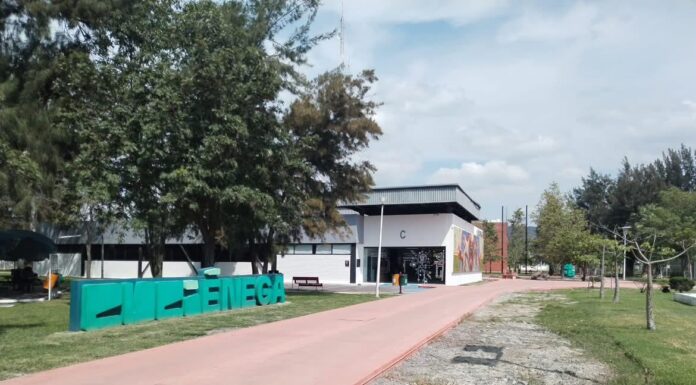 UdeG presume el Edificio Q del CUCiénega, pero estudiantes denuncian lodo, escombros y carencias en Mecatrónica